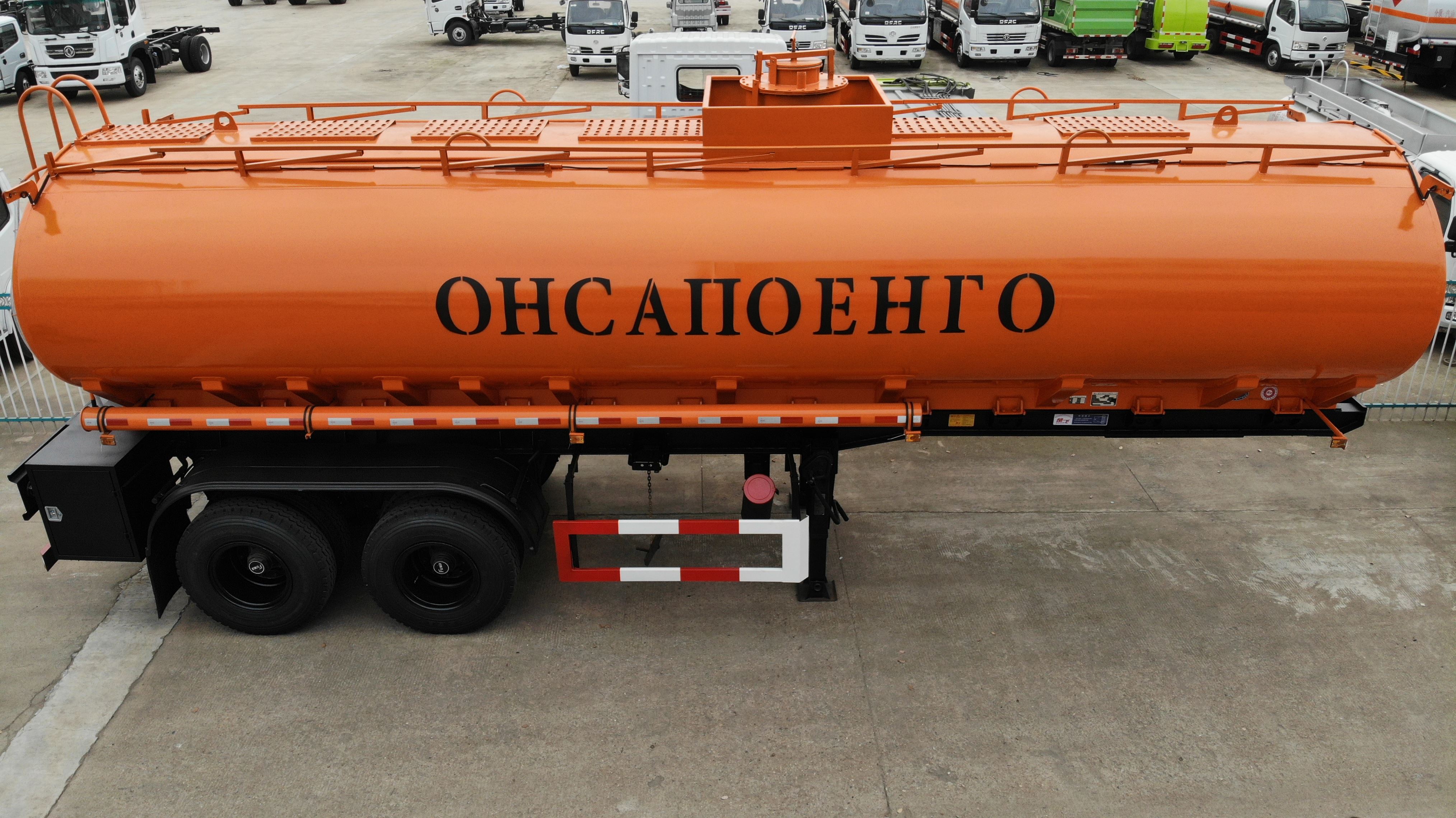 10臺(tái)外貿(mào)出口運(yùn)油半掛車，10臺(tái)危化品罐車發(fā)車交付客戶